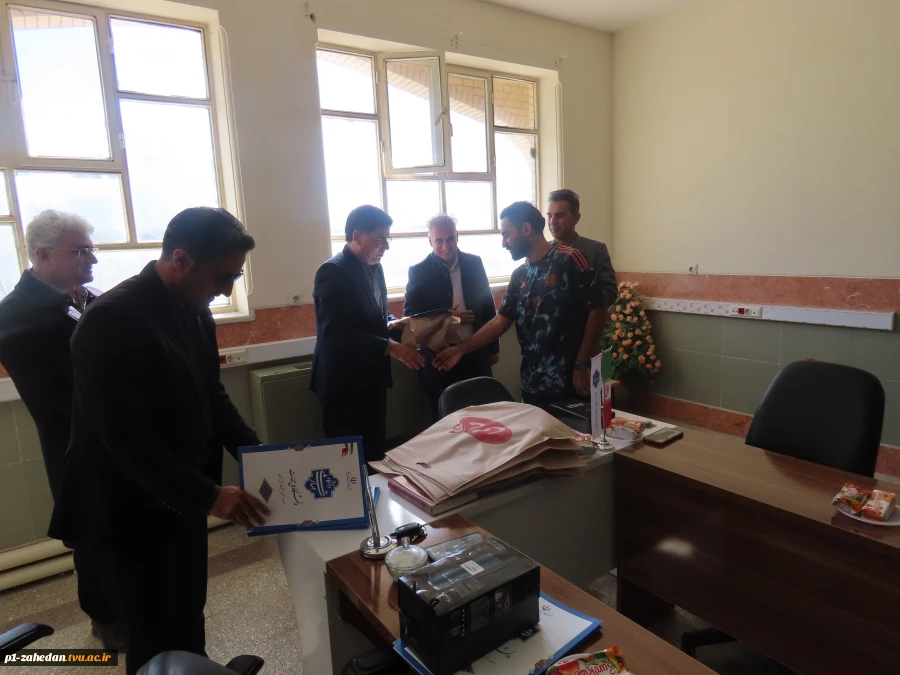 تقدیر از دانشجویان برتر مسابقات ورزشی به مناسبت روز دانشجو 17
