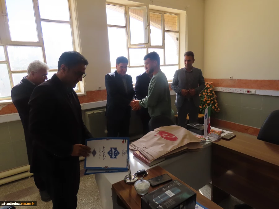 تقدیر از دانشجویان برتر مسابقات ورزشی به مناسبت روز دانشجو 18