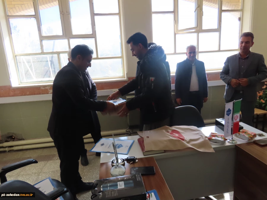 تقدیر از دانشجویان برتر مسابقات ورزشی به مناسبت روز دانشجو 22