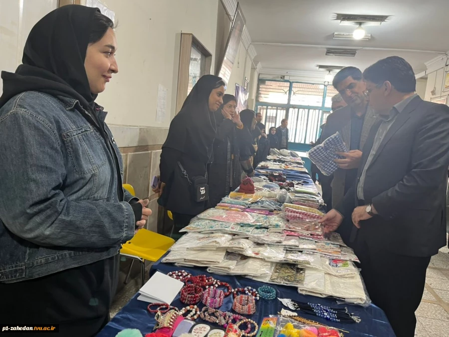 برگزاری جشنواره کارآفرینی و بازارچه دستاوردهای دانشجویی در آموزشکده دختران زاهدان   3