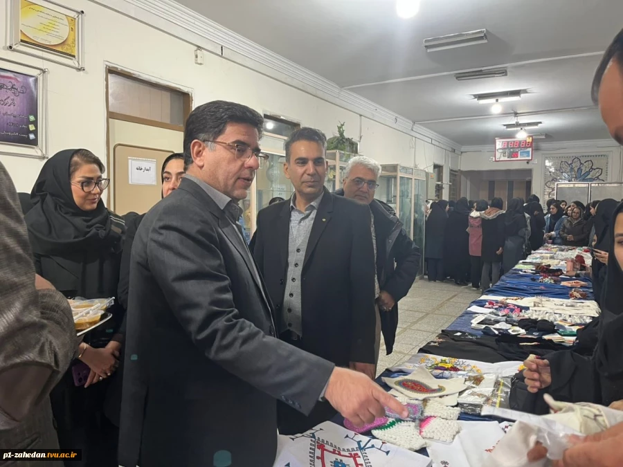برگزاری جشنواره کارآفرینی و بازارچه دستاوردهای دانشجویی در آموزشکده دختران زاهدان   4