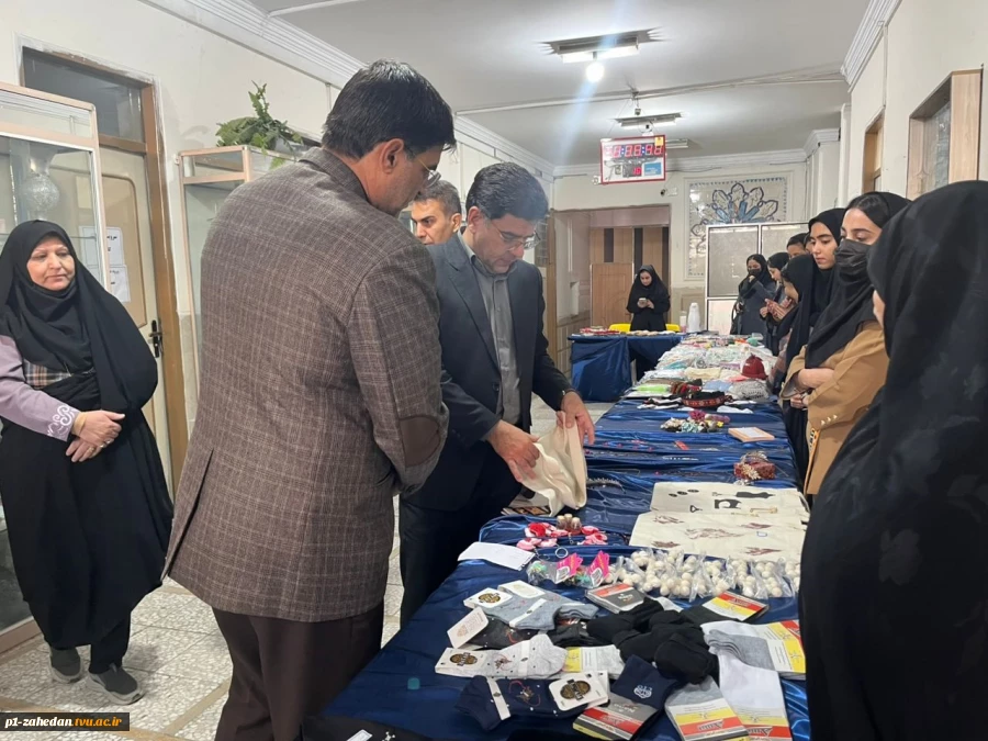 برگزاری جشنواره کارآفرینی و بازارچه دستاوردهای دانشجویی در آموزشکده دختران زاهدان 3
