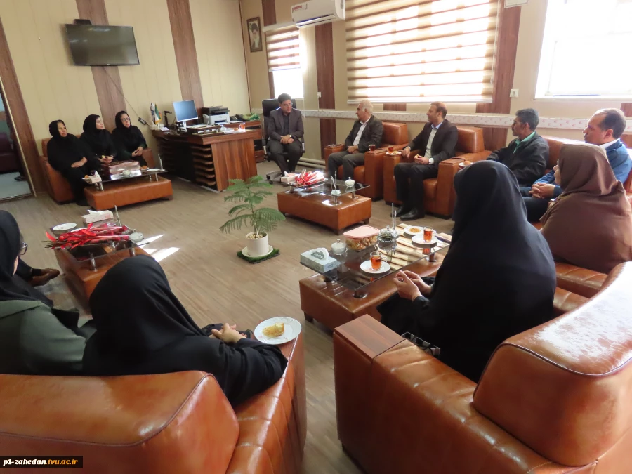 دیدار ریاست آموزشکده دختران زاهدان و جمعی از همکاران با دکتر قاسمی سرپرست دانشگاه به مناسبت میلاد حضرت علی(ع)   3