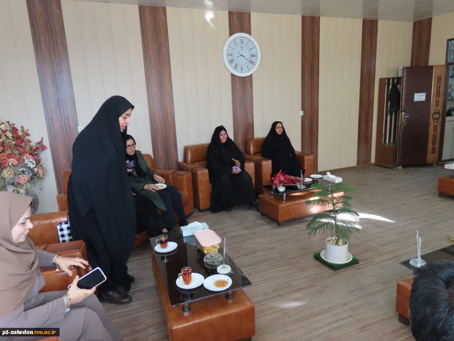 دیدار ریاست آموزشکده دختران زاهدان و جمعی از همکاران با دکتر قاسمی سرپرست دانشگاه به مناسبت میلاد حضرت علی(ع)   5
