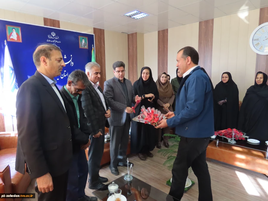 دیدار ریاست آموزشکده دختران زاهدان و جمعی از همکاران با دکتر قاسمی سرپرست دانشگاه به مناسبت میلاد حضرت علی(ع)   9