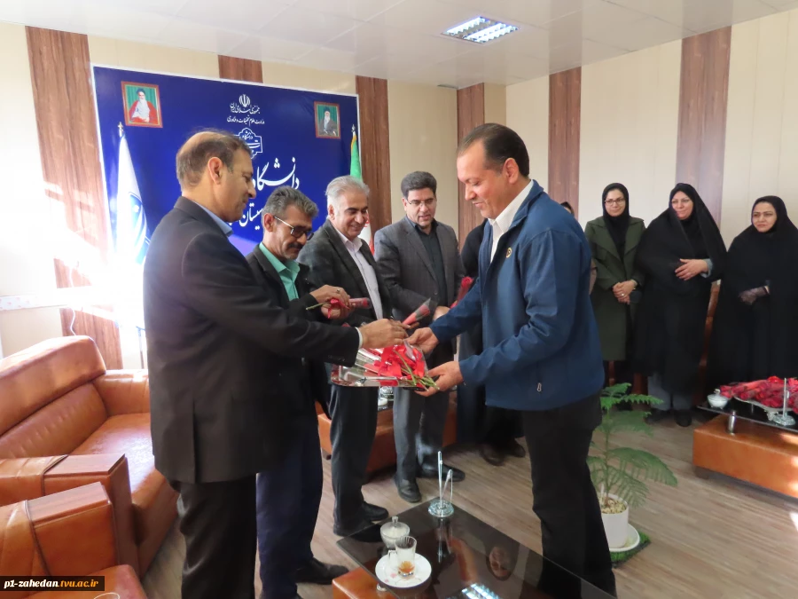 دیدار ریاست آموزشکده دختران زاهدان و جمعی از همکاران با دکتر قاسمی سرپرست دانشگاه به مناسبت میلاد حضرت علی(ع)   10