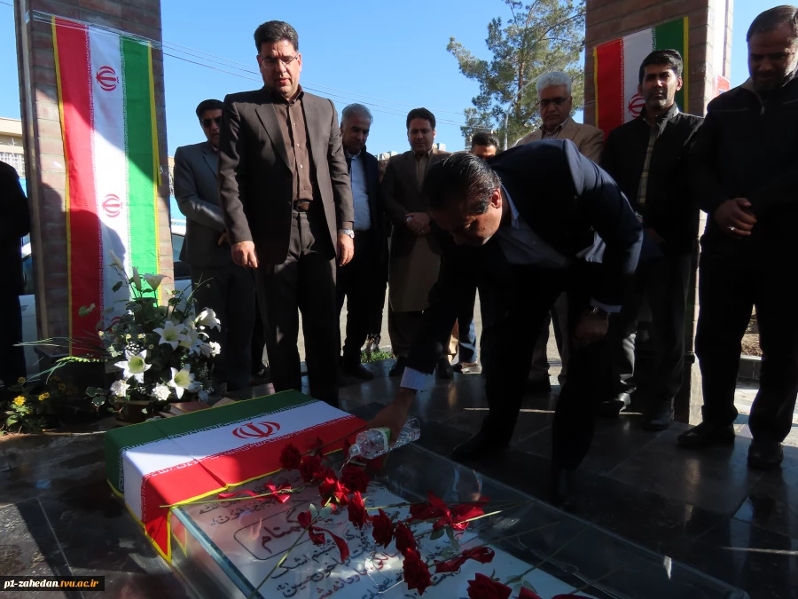 برگزاری مراسم گلباران و عطر‌افشانی مزار شهید گمنام  دانشگاه ملی مهارت واحد استانی سیستان و بلوچستان 8