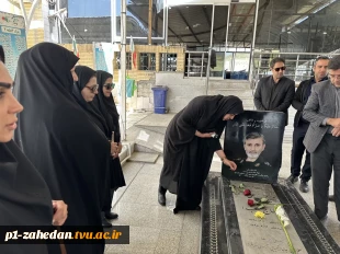 تکریم و گرامیداشت یاد و خاطره شهدا و رزمندگان مهمترین وظیفه تک تک مسئولان و آحاد ملت ایران است.

غبار روبی و عطر افشانی گلزار شهداء بمناسبت ایام الله دهه فجر و  چهل و هفتمین سالگرد پیروزی شکوهمند انقلاب اسلامی 2