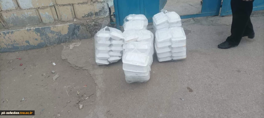 توزیع ۱۰۰ پرس غذای گرم  توسط کمیته خیرین دانشگاه ملی مهارت استان سیستان و بلوچستان در مراکز بهزیستی شهرستان زاهدان   4