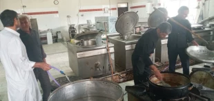 توزیع ۱۰۰ پرس غذای گرم  توسط کمیته خیرین دانشگاه ملی مهارت استان سیستان و بلوچستان در مراکز بهزیستی شهرستان زاهدان   5