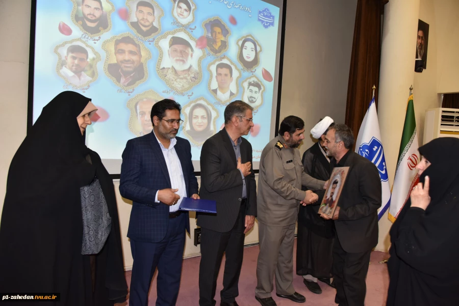 در یادواره شهدای خانواده بزرگ دانشگاه ملی مهارت در جنگ رمضان تأکید شد؛

لزوم بازخوانی سیره شهدا و ثبت میراث ماندگار دفاع مقدس در دانشگاه‌ها 3