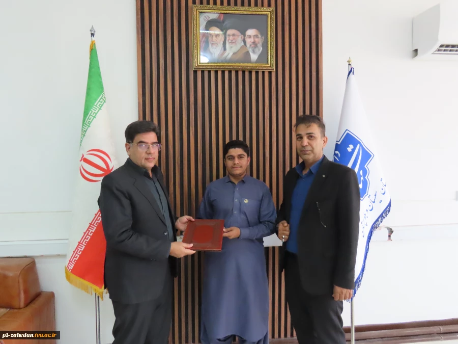 تجلیل رئیس دانشگاه ملی مهارت واحد استانی سیستان و بلوچستان از دبیر کانون همیاران سلامت به پاس درخشش در سطح ملی 2